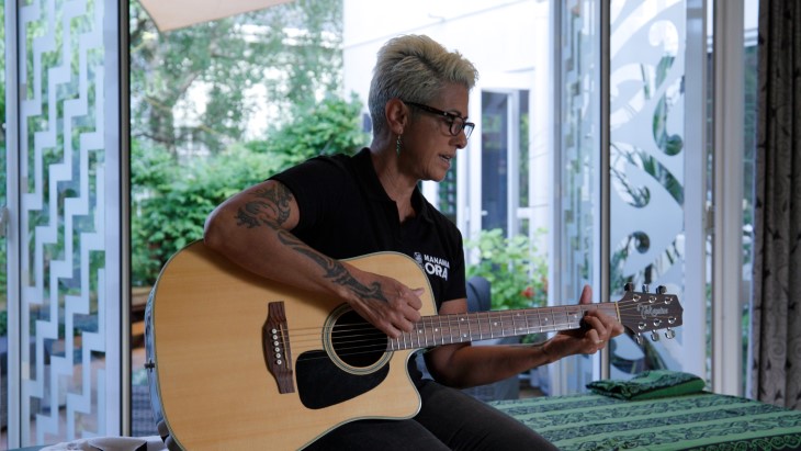 Jolie Davis playing the guitar. 