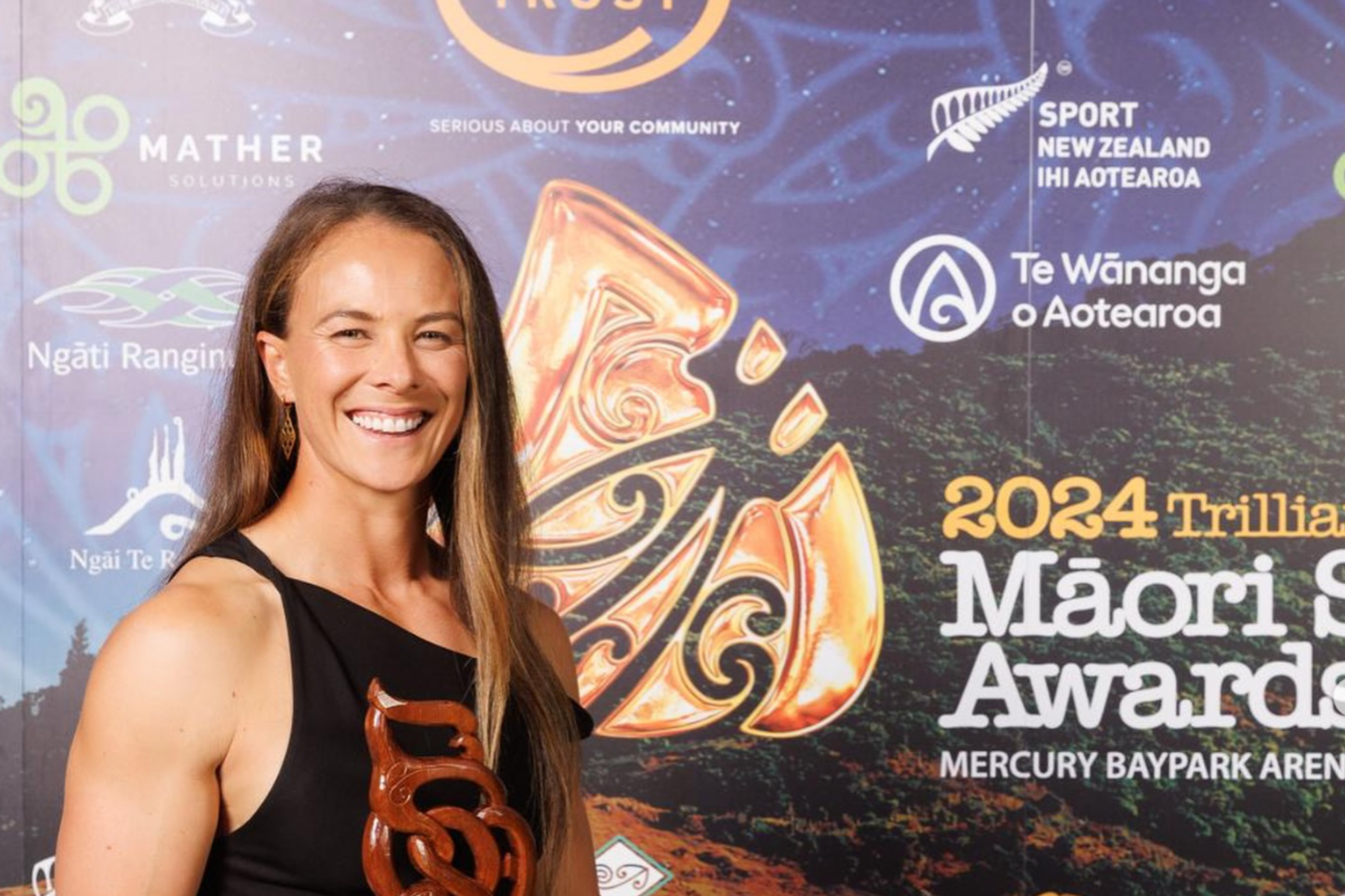 Dame Lisa Carrington posing with her award at the Māori Sports Awards.